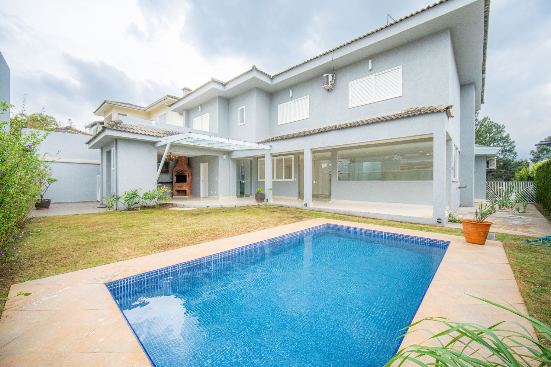 Residência no Aldeia da Serra — piscina e área externa